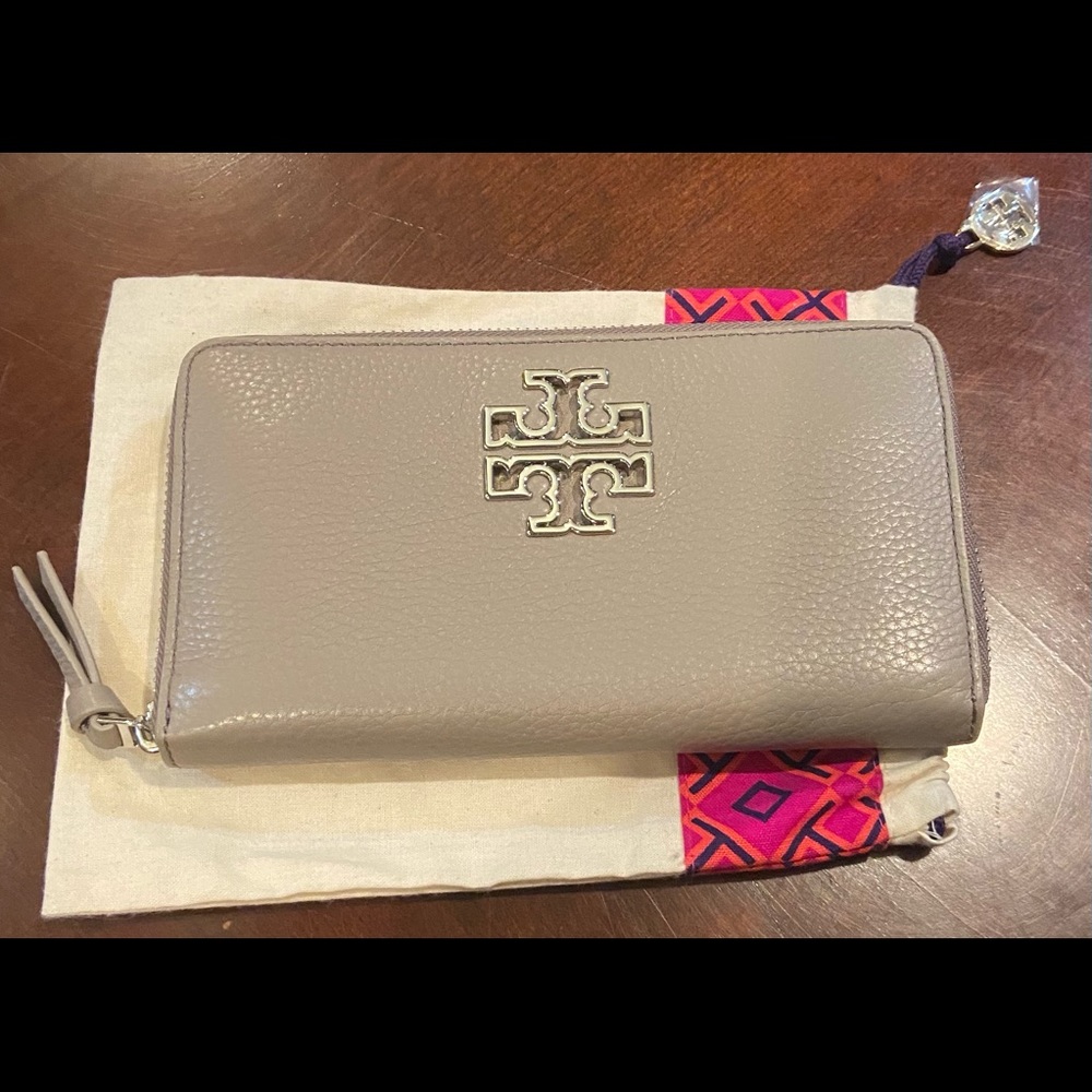 Excellent used condition Tory Burch light gray leather wallet.